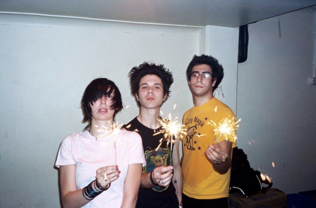 於2000年成軍的獨立搖滾樂隊Yeah Yeah Yeahs，由主音發鋼琴手Karen O(左)，吉他及鍵盤