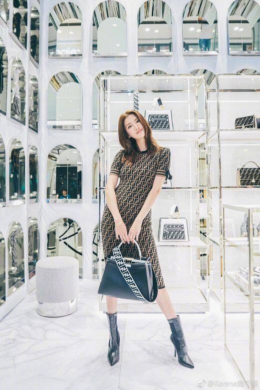 這種 Fendi logo total look 十分盛行 這種 Fendi logo total look 十分盛行