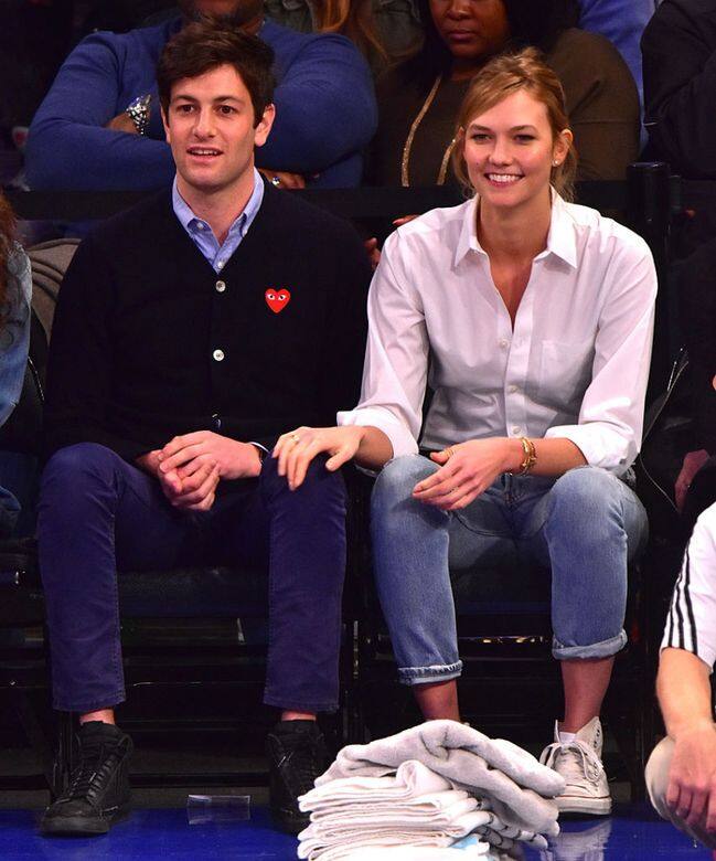 Karlie Kloss與男友Koshua Kushner一起看籃球賽事,她穿上白色恤衫和牛仔褲,簡約舒適,兩 Karlie Kloss與男友Koshua Kushner一起看籃球賽事,她穿上白色恤衫和牛仔褲,簡約舒適,兩