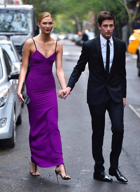 Karlie Kloss 曾被拍到穿上紫色吊帶連身裙與男友Koshua Kushner約會。 Karlie Kloss 曾被拍到穿上紫色吊帶連身裙與男友Koshua Kushner約會。