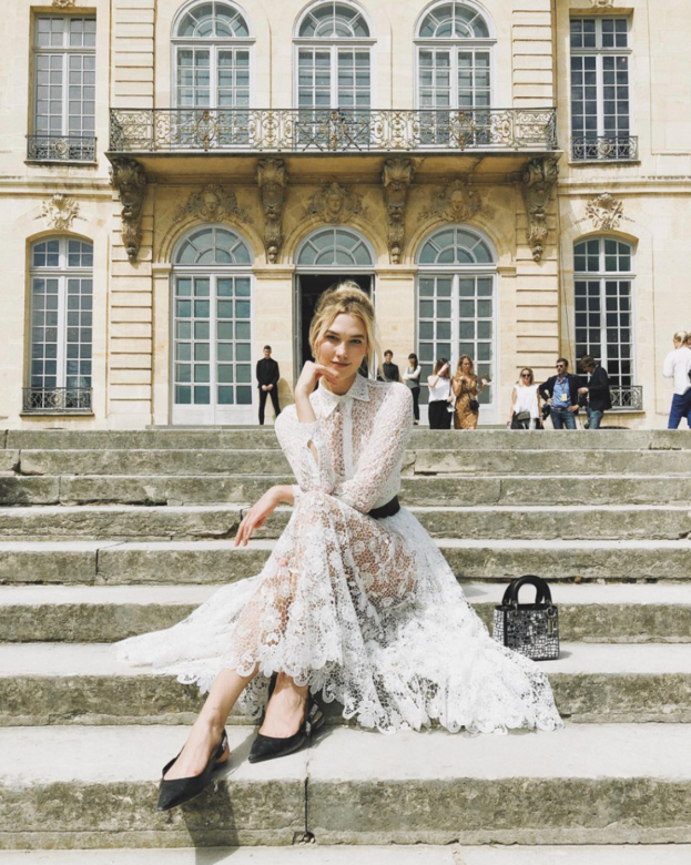 Karlie Kloss7月初出席Dior 2018秋冬高訂系列時裝騷,以一套純白喱士透視連身裙 Karlie Kloss7月初出席Dior 2018秋冬高訂系列時裝騷,以一套純白喱士透視連身裙