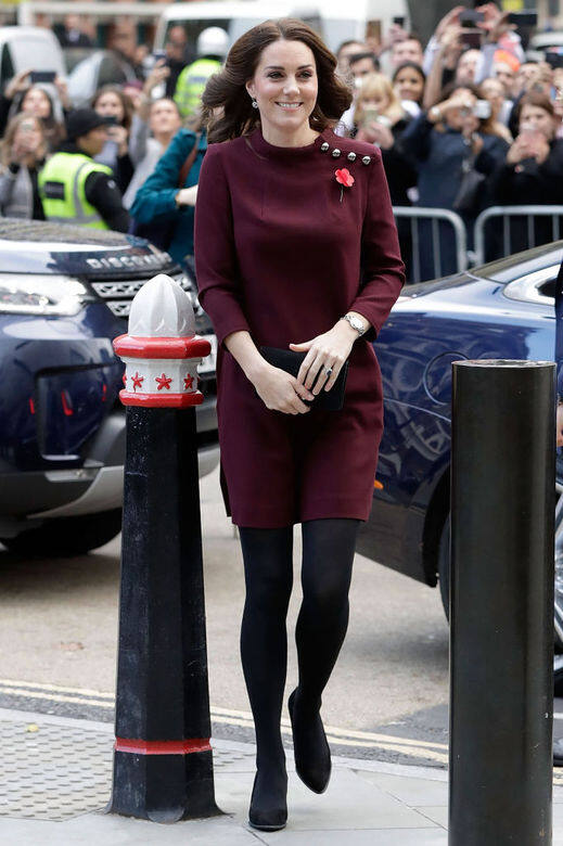 凱特王妃這件酒紅色連身裙裝，設計優雅，肩上的銀色鈕扣令裙裝不致過份單調；她以小巧精緻的黑色clutch和絲襪、高跟鞋作配襯，予人成熟大方的印象。