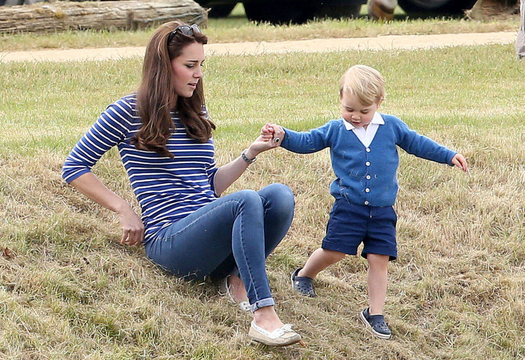 凱特王妃與佐治小王子出席皇家慈善馬球比賽，她穿上藍色間條上衣和牛仔褲，配搭一雙她經常穿著的米色 loafer 