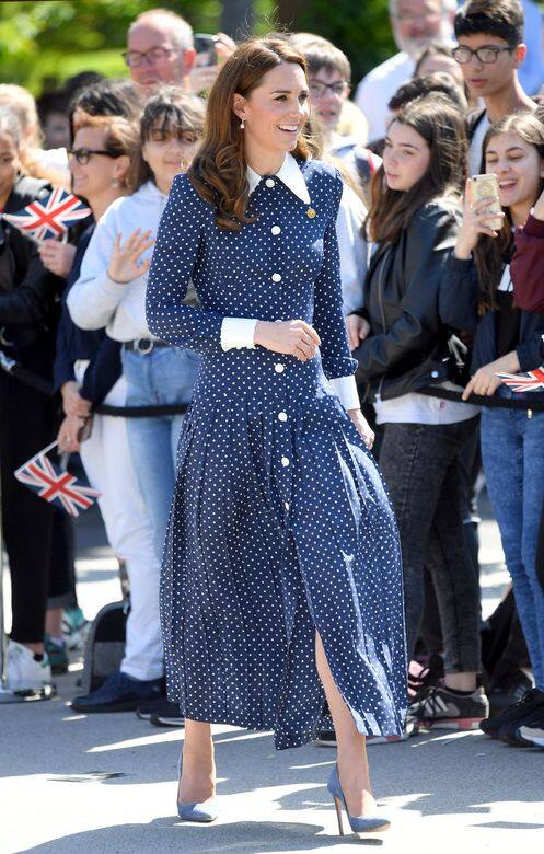 凱特王妃出席D-Day 75週年的展覽活動時，身穿Alessandra Rich的深藍色波點連身裙