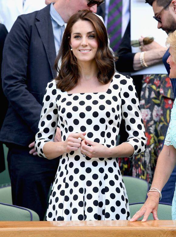 2017年還是短髮的凱特王妃，配上黑白波點連身裙觀看溫哥華網球比賽，俏