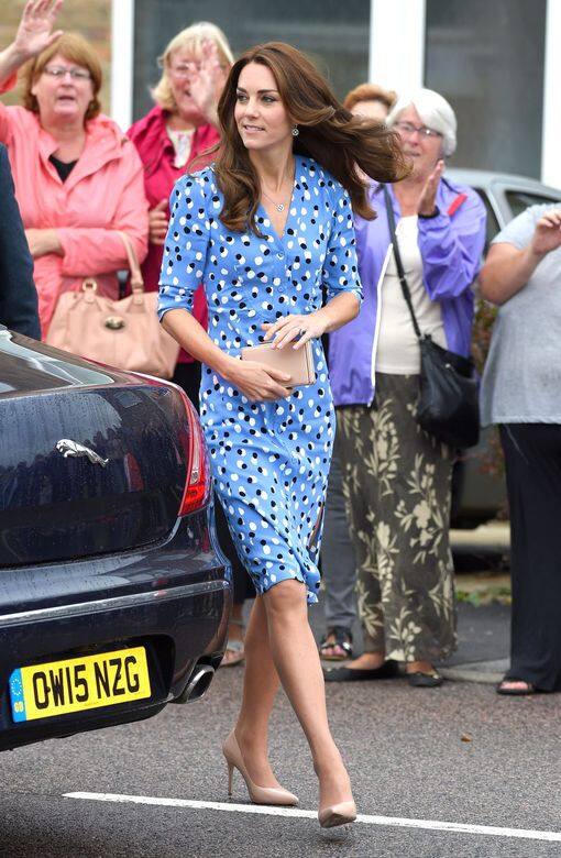 2016年，凱特王妃穿著Altuzarra的藍色波點連身裙參觀位於英格蘭哈洛的學校Steward