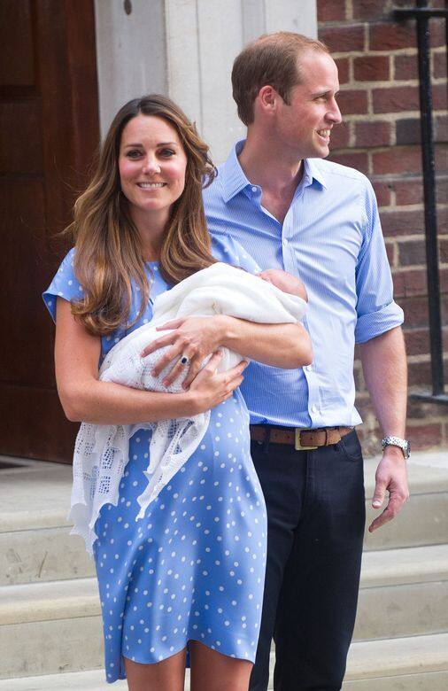 2013年在聖瑪麗醫院剛誕下喬治王子的凱特王妃，出場時也是穿上粉藍色