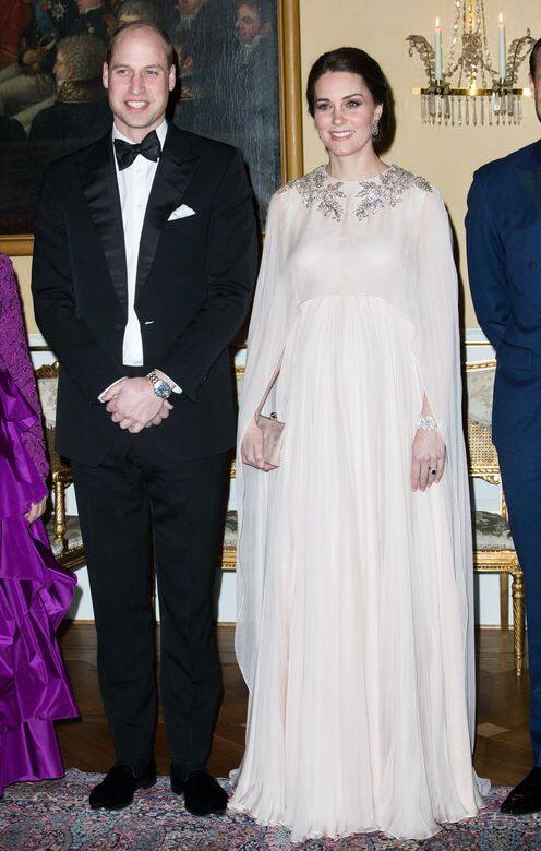 Alexander McQueen淺粉色斗篷飾晚裝Kate Middleton懷著第三胎時亦穿上McQueen晚裝出席Endeavor Funds慈善 Alexander McQueen淺粉色斗篷飾晚裝Kate Middleton懷著第三胎時亦穿上McQueen晚裝出席Endeavor Funds慈善