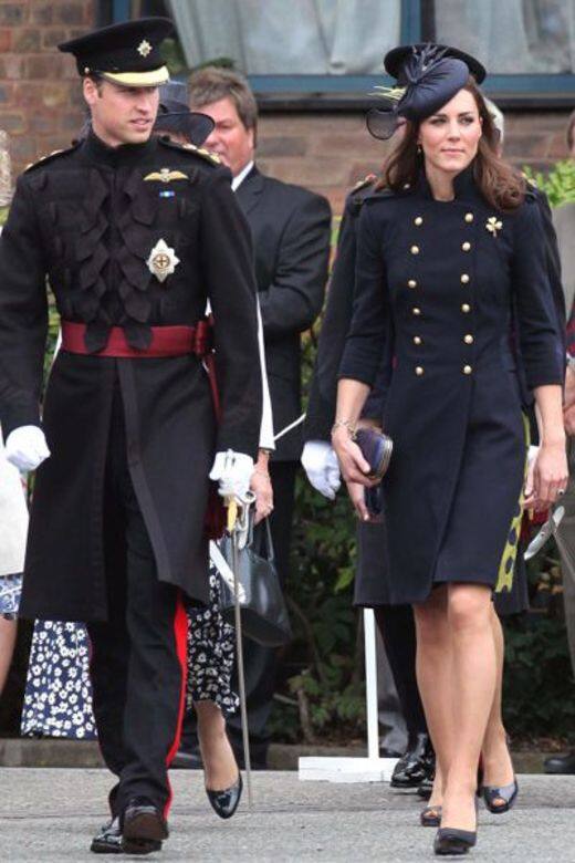 氣勢軍裝凱特王妃穿著俐落剪裁,服裝輪廓十分時髦的Alexander McQueen雙排釦套裝 氣勢軍裝凱特王妃穿著俐落剪裁,服裝輪廓十分時髦的Alexander McQueen雙排釦套裝