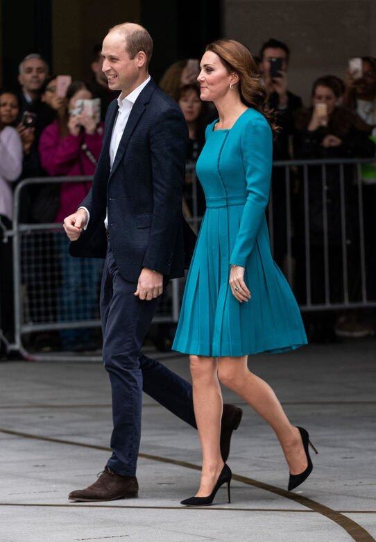 凱特王妃與威廉王子近日造訪BBC電視台，Kate Middleton以一對Gianvito Rossi的黑色麂皮尖
