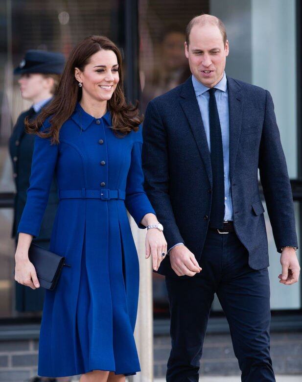 3. Eponine London 中袖長裙這條深藍色裙子帶有校園風格的領口、鈕扣和腰帶設計
