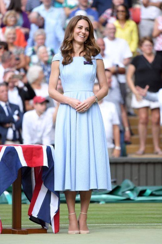 凱特王妃(Kate Middleton)這套訂製的Emilia Wickstead天空藍連身裙簡單優雅,配上裸色高根鞋 凱特王妃(Kate Middleton)這套訂製的Emilia Wickstead天空藍連身裙簡單優雅,配上裸色高根鞋