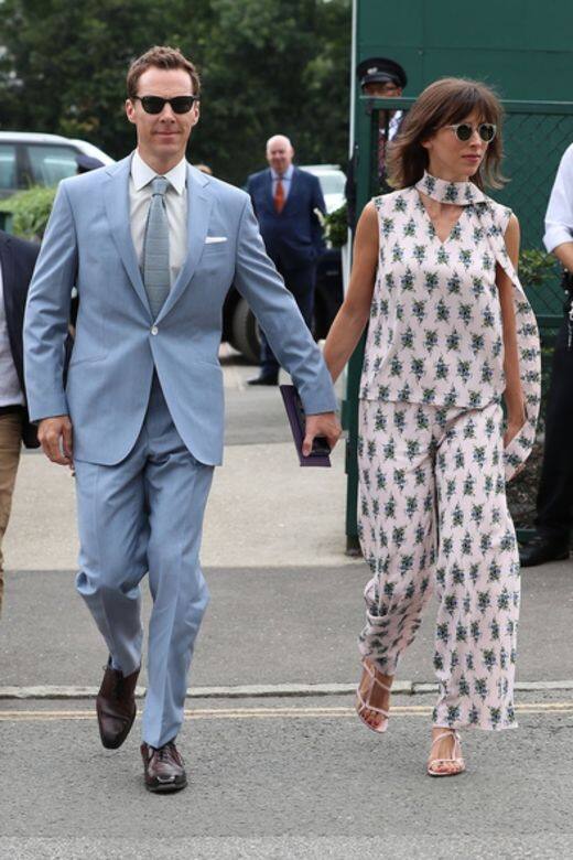 Benedict Cumberbatch和老婆Sophie Hunter一同亮相，天空藍的西裝造型讓視覺更清爽，而Sophie Hunter則以