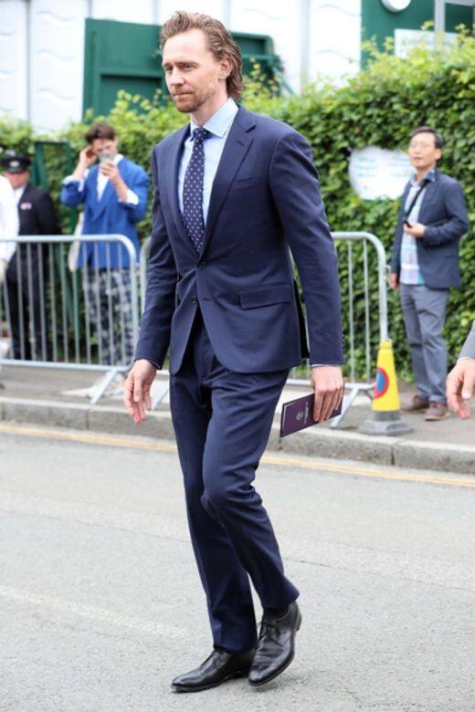 Tom Hiddleston以Ralph Lauren剪裁俐落的深藍色套裝搭配天空藍襯衫，並用圓點領帶在細