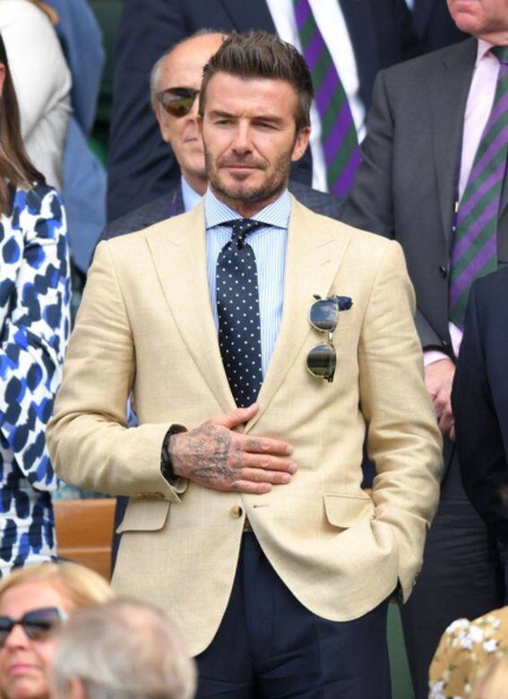 如果不喜歡同色系穿搭，可以參考David Beckham的藍色混搭技巧，將藍色與知性的