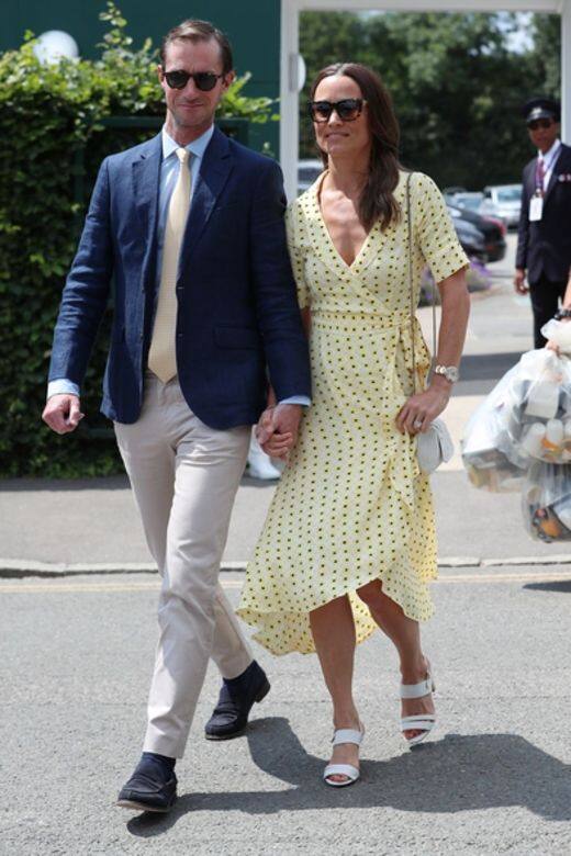 凱特王妃的妹妹Pippa Middleton則是穿上檸檬黃的茶歇裙搭配白色高跟涼鞋亮相 凱特王妃的妹妹Pippa Middleton則是穿上檸檬黃的茶歇裙搭配白色高跟涼鞋亮相
