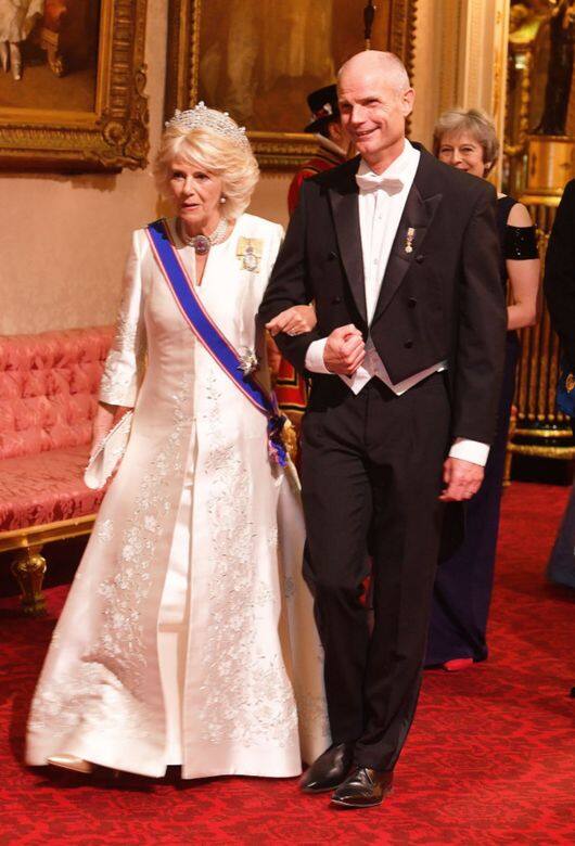 這條藍色肩帶名叫「Royal Victorian Order」，是皇家勳章的高級版。卡米拉已擁有這肩帶，而