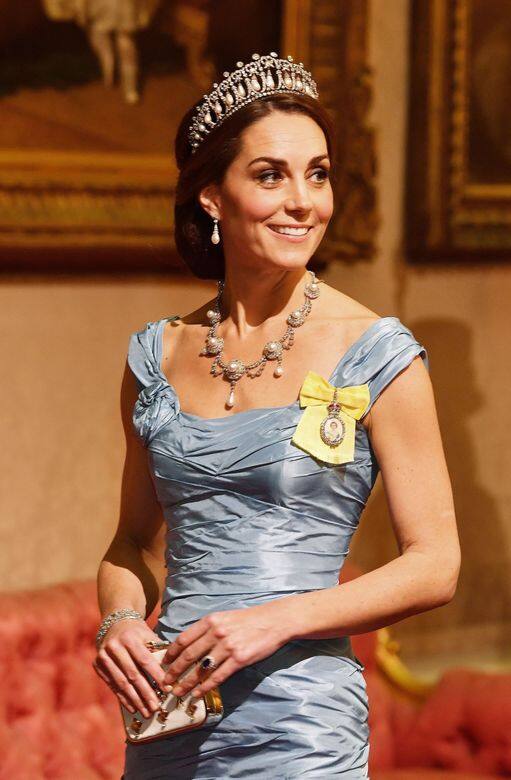 這次凱特所配戴黃色胸針其實是勳章來的，由黃色絲帶和一個英女皇頭