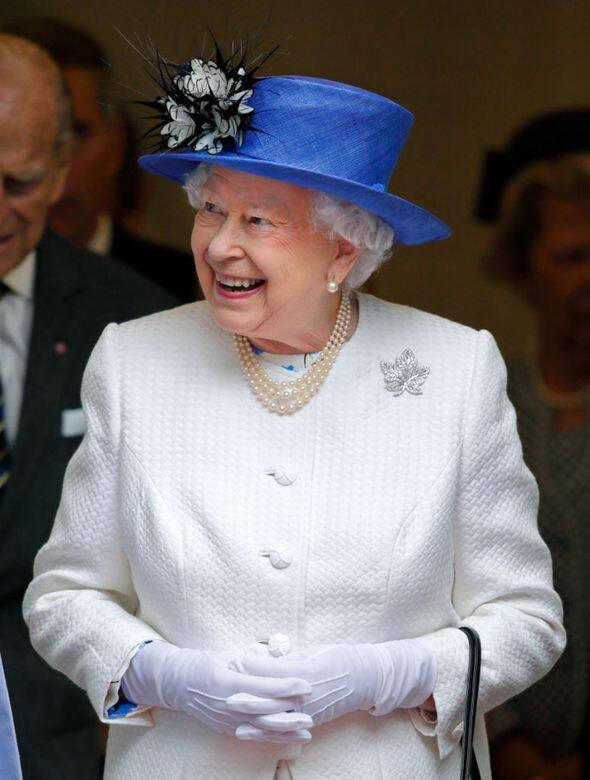 英女王擁有的Diamond Maple Leaf Brooch楓葉胸針，以白金及鑽石組成，是英王喬治六世在