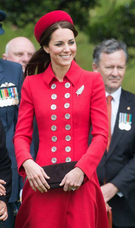 Kate Middleton於2014年亦戴上英女王借出的New Zealand Silver Fern Brooch到訪紐西蘭。 Kate Middleton於2014年亦戴上英女王借出的New Zealand Silver Fern Brooch到訪紐西蘭。