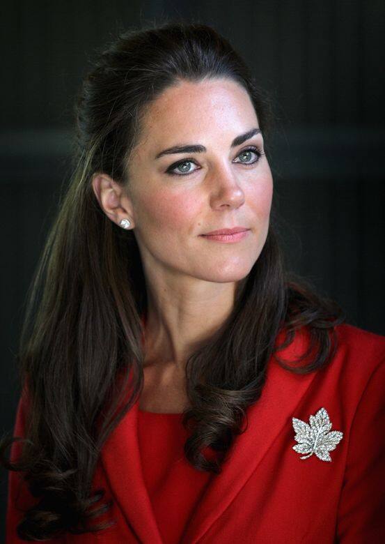 英女型將此楓葉胸針借予Kate Middleton,Kate亦很喜歡這胸針,多次於公開場合佩戴。 英女型將此楓葉胸針借予Kate Middleton,Kate亦很喜歡這胸針,多次於公開場合佩戴。