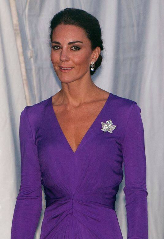 英女王將此楓葉胸針借予Kate Middleton，Kate亦很喜歡這胸針，多次於公開場合佩戴。