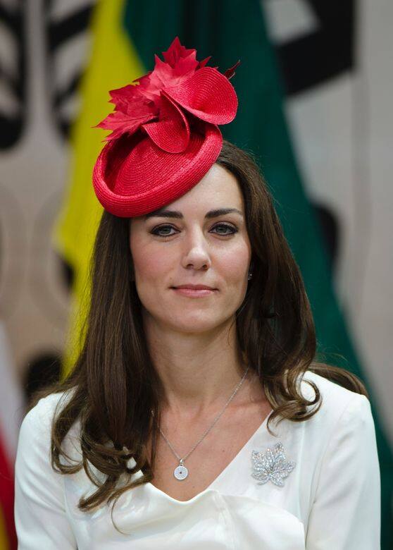 英女王將此楓葉胸針借予Kate Middleton,Kate亦很喜歡這胸針,多次於公開場合佩戴。 英女王將此楓葉胸針借予Kate Middleton,Kate亦很喜歡這胸針,多次於公開場合佩戴。
