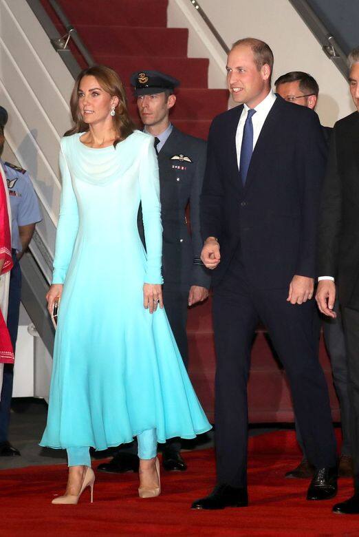 剛抵達巴基斯坦時，凱特王妃穿著一身飄逸的水藍色漸層連身裙走下飛