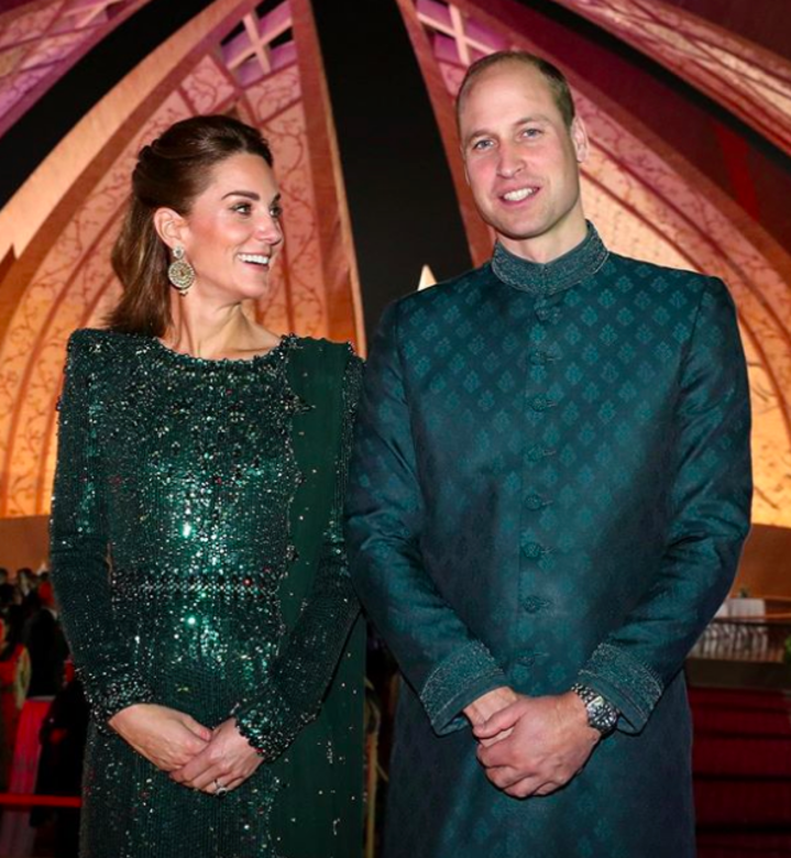 威廉王子穿著當地設計師Naushemian所設計的傳統風格長外套式的服裝，而凱特