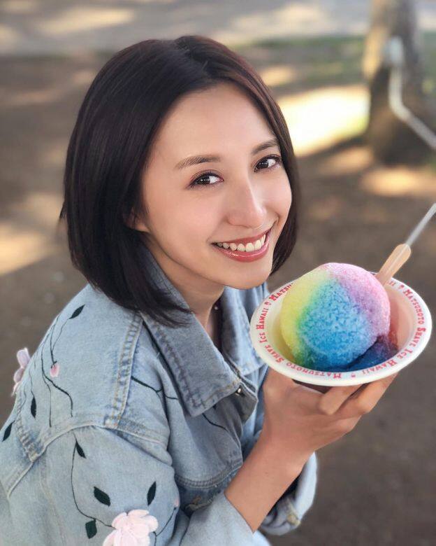 龔嘉欣穿上白色薄紗上衣和花卉裝飾的牛仔外套,也是不錯的度假穿搭 龔嘉欣穿上白色薄紗上衣和花卉裝飾的牛仔外套,也是不錯的度假穿搭