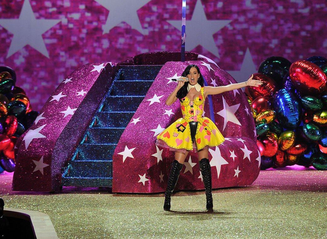 Katy Perry尊重每次的演出，曾在Victoria’s Secret內衣騷上穿印有心形圖案的黃色娃娃