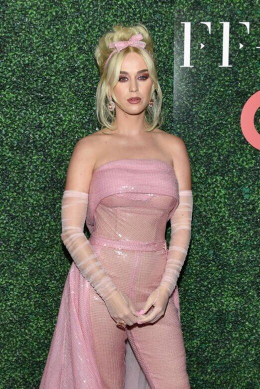 Katy Perry近來比較少挑戰七彩繽紛的少女造型，反而轉走monochrome方向，粉紅色露肩