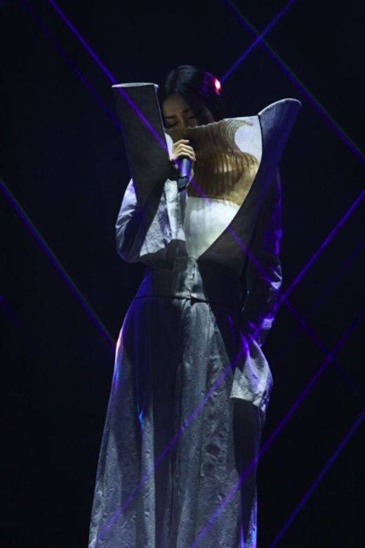 每晚以不同造型開場是焦點所在,四場演出共有九套歌衫,都是出自中國 每晚以不同造型開場是焦點所在,四場演出共有九套歌衫,都是出自中國