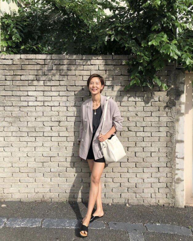 又或是灰色西裝褸、黑tee與短褲,這種尋常至極的單品,金娜英以皮拖鞋與 又或是灰色西裝褸、黑tee與短褲,這種尋常至極的單品,金娜英以皮拖鞋與