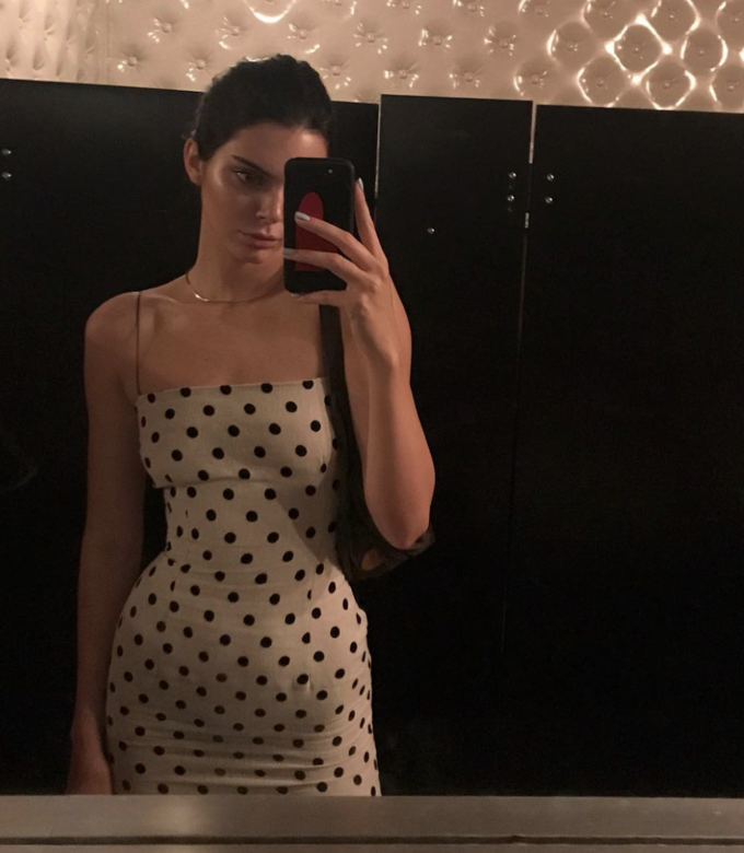 Kendall Jenner 衣著除了走性感路線外亦帶有強烈的街頭復古風 Kendall Jenner 衣著除了走性感路線外亦帶有強烈的街頭復古風