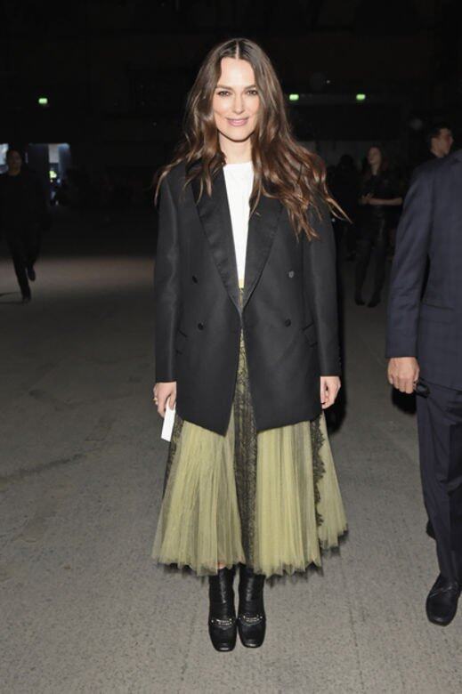 Keira Knightley愛以西裝褸配搭長裙,Burberry oversized blazer,加上白tee及ankle boots,為女性化的紗裙加添 Keira Knightley愛以西裝褸配搭長裙,Burberry oversized blazer,加上白tee及ankle boots,為女性化的紗裙加添