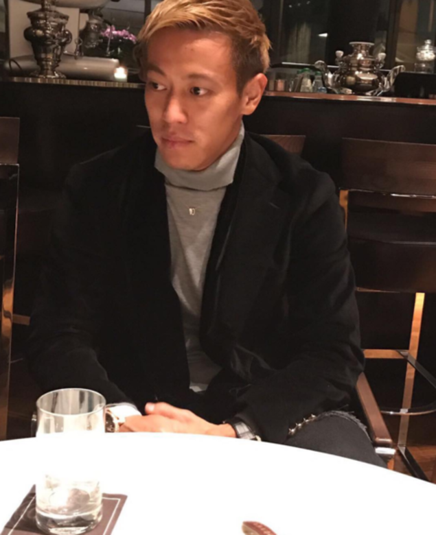 多年來,他在作賽之餘也抽空建立慈善基金會,在日本開辦學校及足球俱 多年來,他在作賽之餘也抽空建立慈善基金會,在日本開辦學校及足球俱
