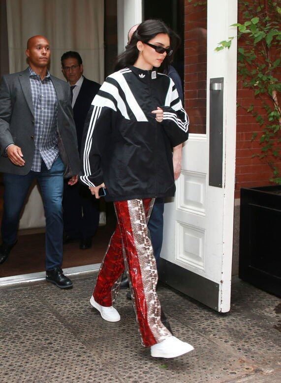 作為時尚達人，Kendall很擅長運用不同的顏色配搭，黑色的運動上衣配上紅白
