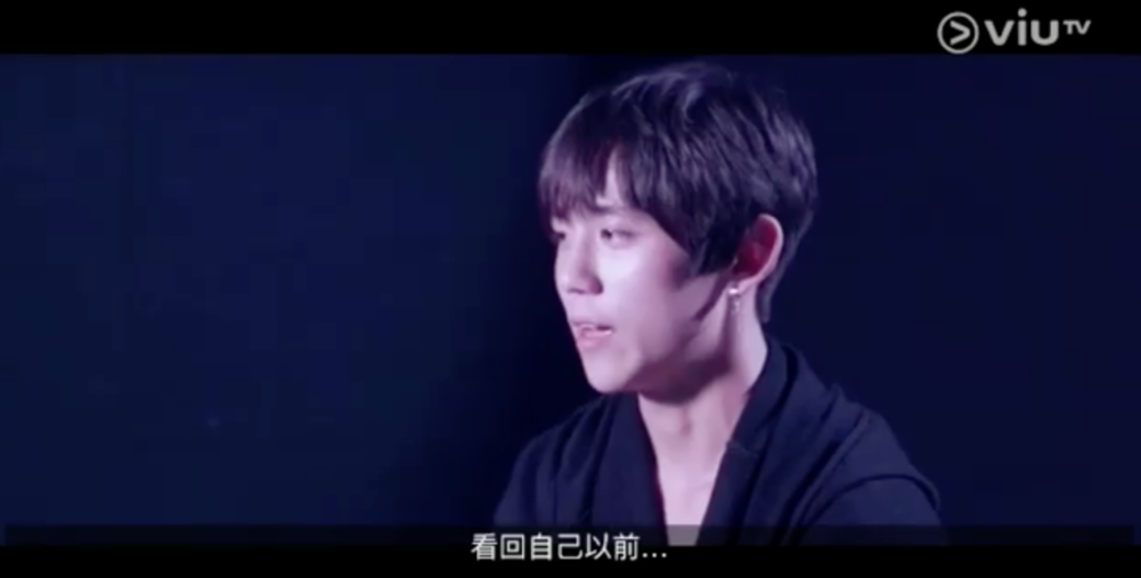 擁有帥氣臉龐,理應自信心足,可是他卻總是帶點憂鬱,他給人這樣的感覺 擁有帥氣臉龐,理應自信心足,可是他卻總是帶點憂鬱,他給人這樣的感覺
