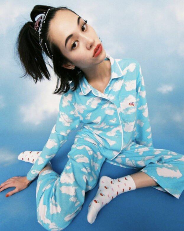 水原希子個人品牌「OK」大玩日式可愛懷舊風，用上她喜愛的藍天白雲、彩虹