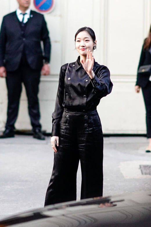 黑色絲質衣服則多了一份成熟氣息 黑色絲質衣服則多了一份成熟氣息