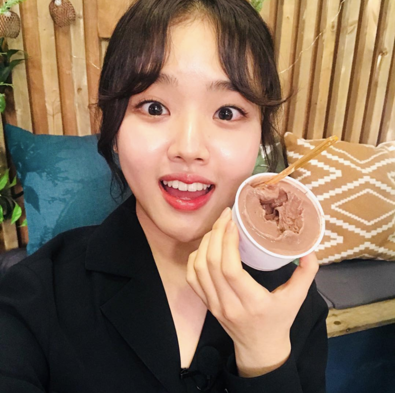 18歲的她還另有新體驗,就是戀愛。在新劇《美味:沉醉於美味》中,她會跟同學 18歲的她還另有新體驗,就是戀愛。在新劇《美味:沉醉於美味》中,她會跟同學