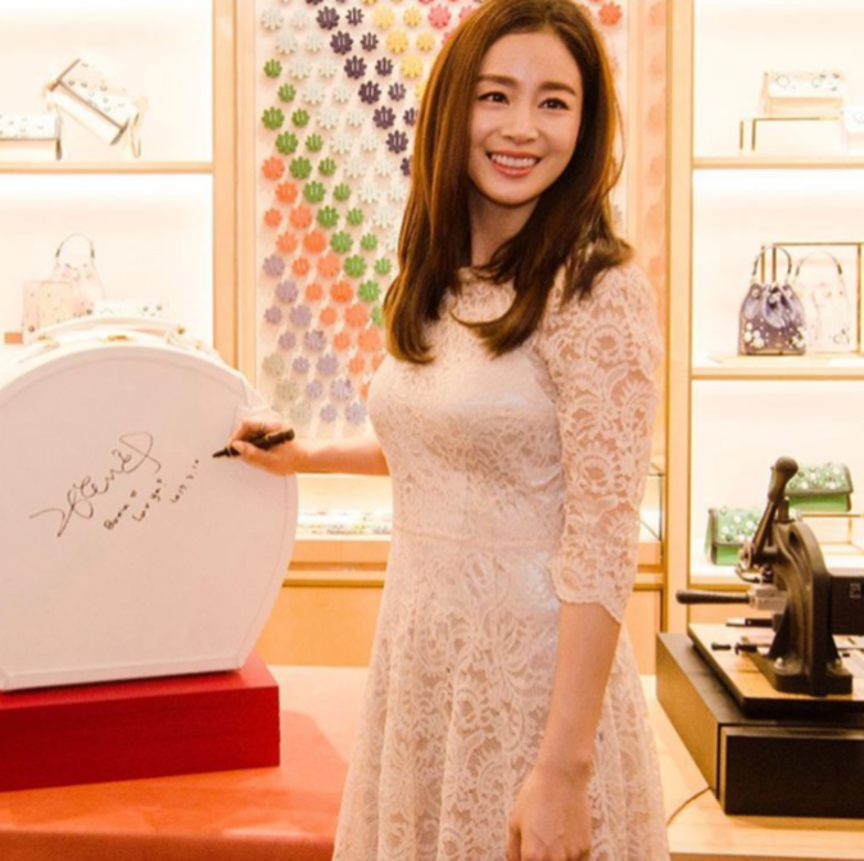 以韓國潮流來說，金泰希可算是十分專一和長情，因為她穿著全白哩士服
