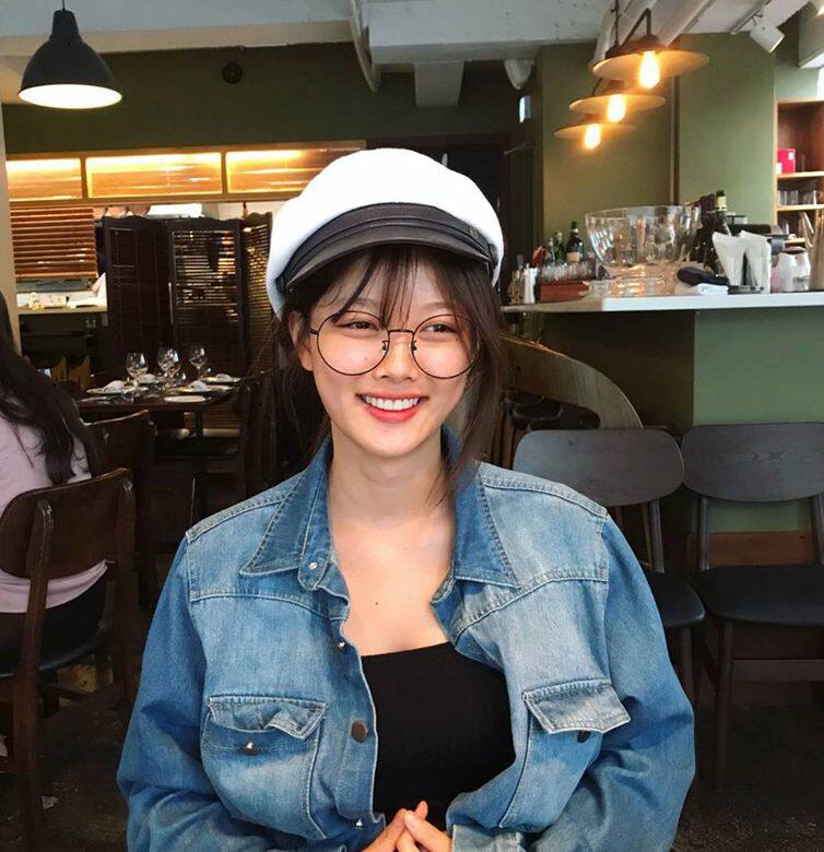 不同風格和造型的帽子也經常出現在金裕貞身上。 不同風格和造型的帽子也經常出現在金裕貞身上。