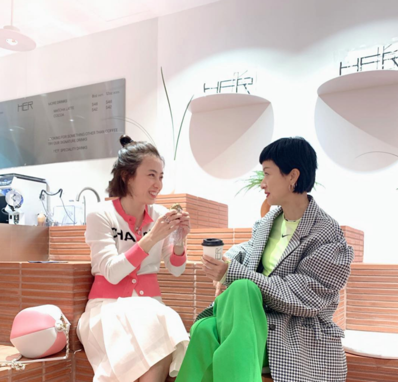 徐濠縈最近開設Fashion Cafe新店,將咖啡和時裝融合,而甘比亦親到店鋪支持好 徐濠縈最近開設Fashion Cafe新店,將咖啡和時裝融合,而甘比亦親到店鋪支持好