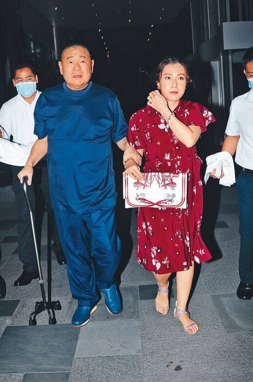 丈夫大劉對穿搭從不講究，總是穿同款的深藍色服裝，而甘比這次則有悉