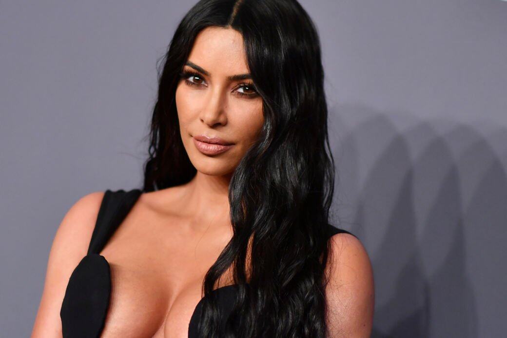 話題名媛Kim Kardashian終極性感晚裝惹負評 hold不住上圍的造型回顧 話題名媛Kim Kardashian終極性感晚裝惹負評 hold不住上圍的造型回顧