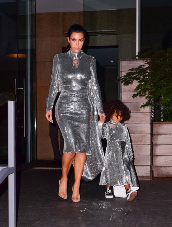 這款Vetements銀色閃片裙落在Kim Kardashian身上,由原先模特兒在天橋上演繹的闊身裙 這款Vetements銀色閃片裙落在Kim Kardashian身上,由原先模特兒在天橋上演繹的闊身裙
