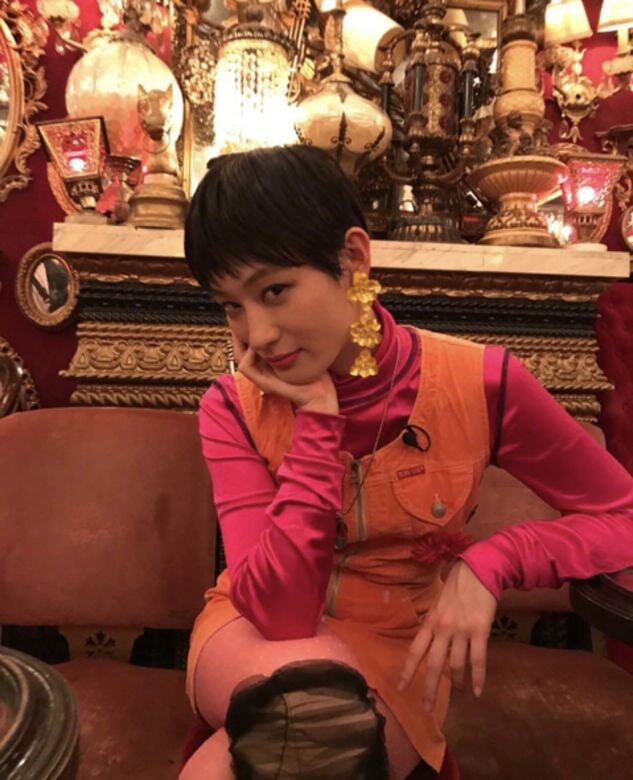 相比之下,甚有Marni今個春夏用色風格的桃紅色長袖上衣與鮮橙色背心裙 相比之下,甚有Marni今個春夏用色風格的桃紅色長袖上衣與鮮橙色背心裙