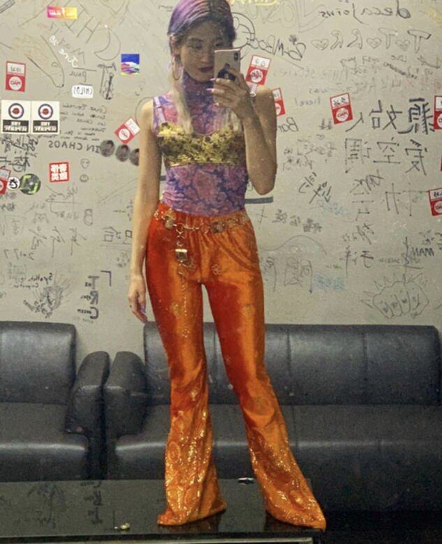 KOM_I充滿hi-fashion觸覺,像這身紫色花卉圖案貼身背心,配黃色繡花bra的內 KOM_I充滿hi-fashion觸覺,像這身紫色花卉圖案貼身背心,配黃色繡花bra的內
